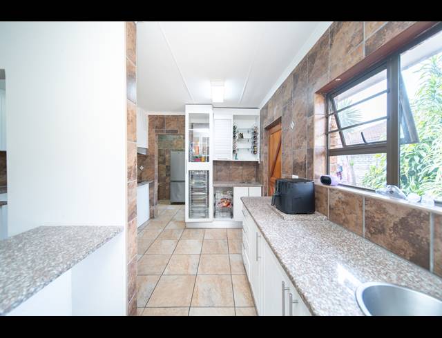 4 BEDROOM HOUSE FOR SALE IN DORCHESTER HEIGHTS